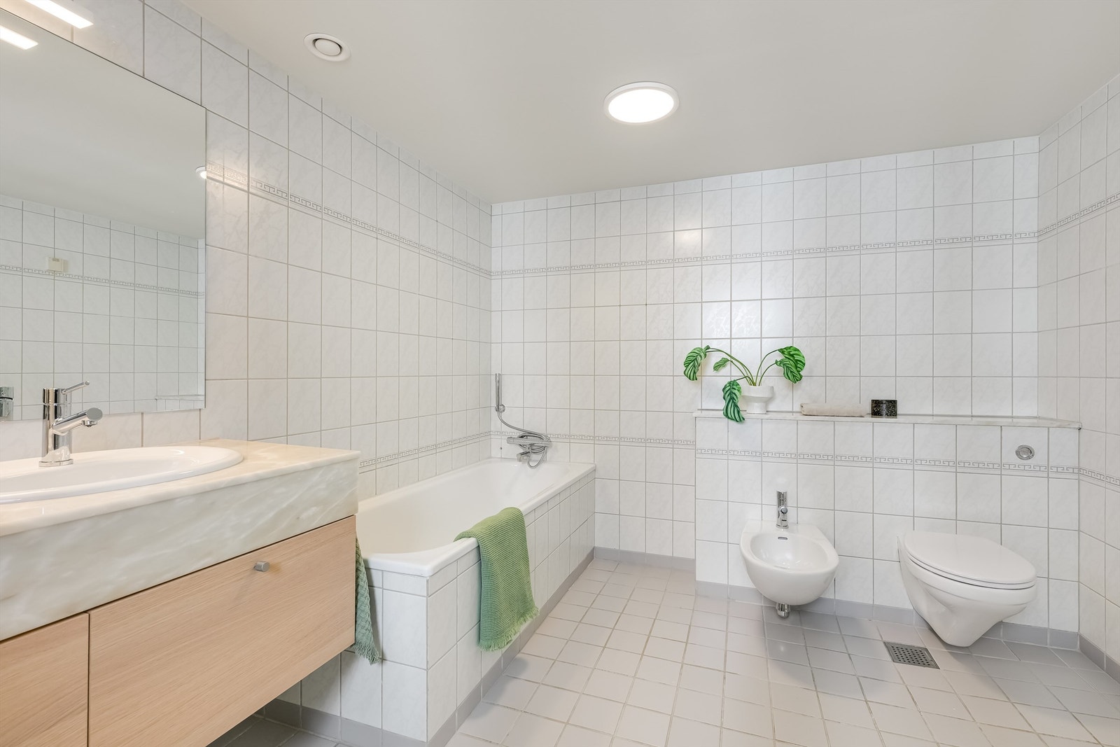 Badet har også badekar, vegghengt wc, bidè og må sies være en deilig plass starte dagen på. Galleribilde