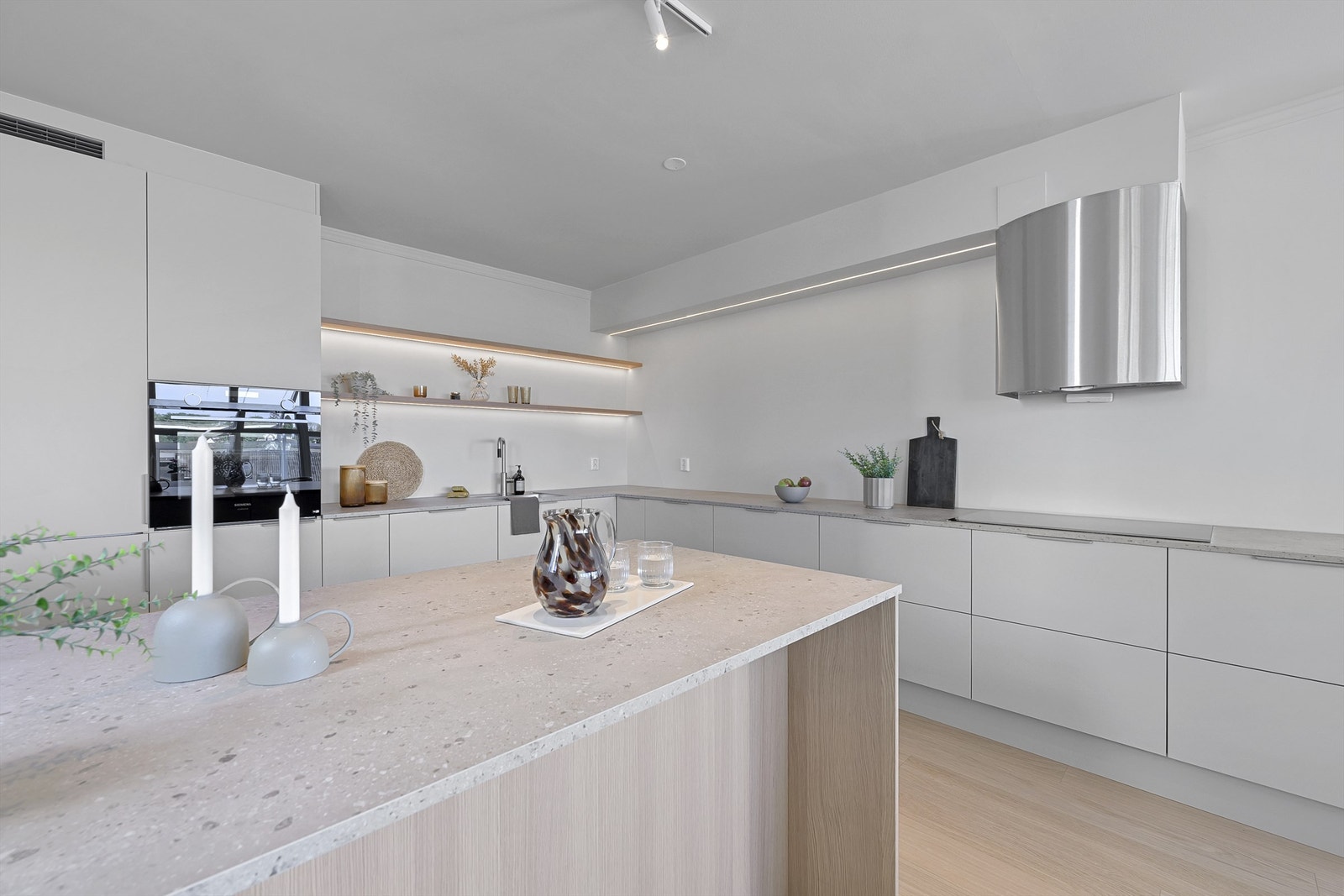 Over platetoppen er det montert Systemair SAVE sitt balanserte ventilasjonsanlegg med varmegjenvinning. Galleribilde
