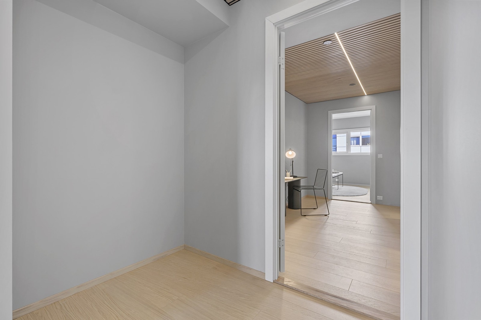 Fra entrè er det dør inn til en mellomgang som har dører inn til vaskerom og bod på høyre side og rett frem ligger hovedsoverommet. Mellomgangen er perfekt som arbeidskrok eller kanskje som garderoberom. Mulighetene er mange etter ønske og behov. Galleribilde