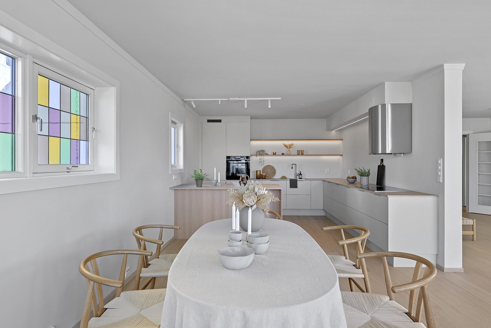 Spisestue / kjøkken i ny åpen løsning, slik at det er mer kontakt mellom sonene. Galleribilde