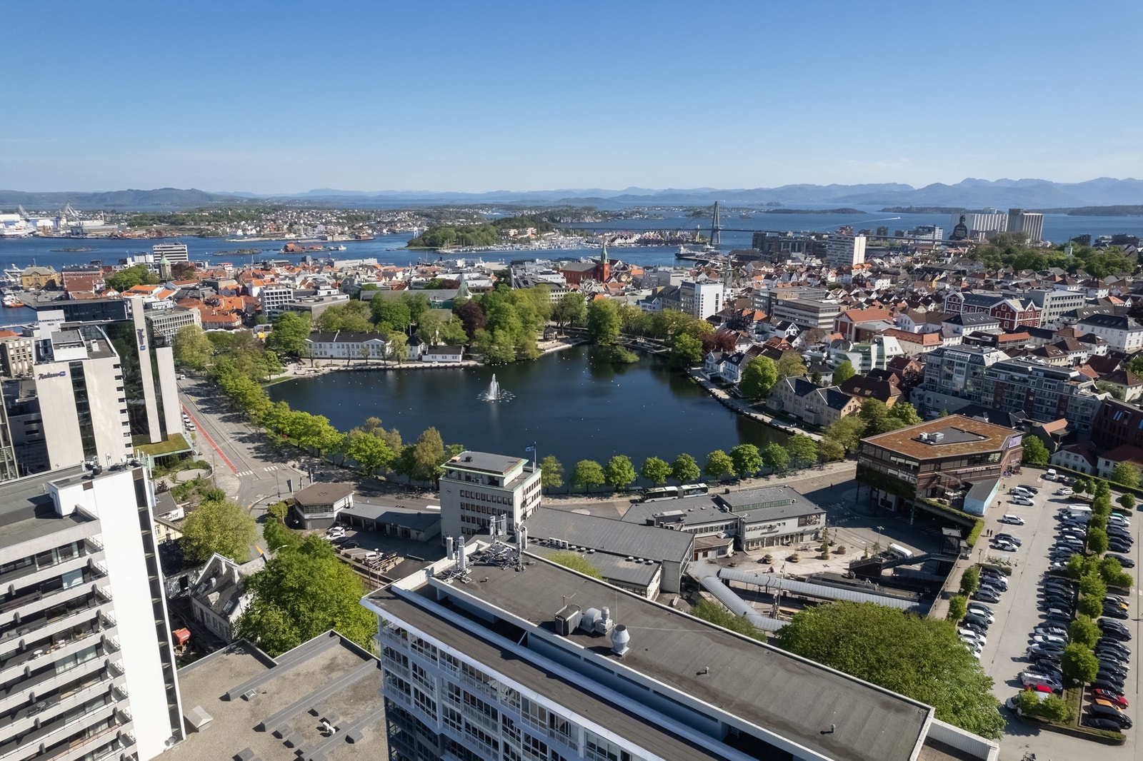 Et par minutters gange ned til vakre Stavanger sentrum og alle de fantastiske servicetilbud dette medbringer til både hverdag og fest. Lokasjonen til leiligheten gir et mangfold av muligheter innen kort avstand inkl. offentlig transport som buss og tog. Galleribilde