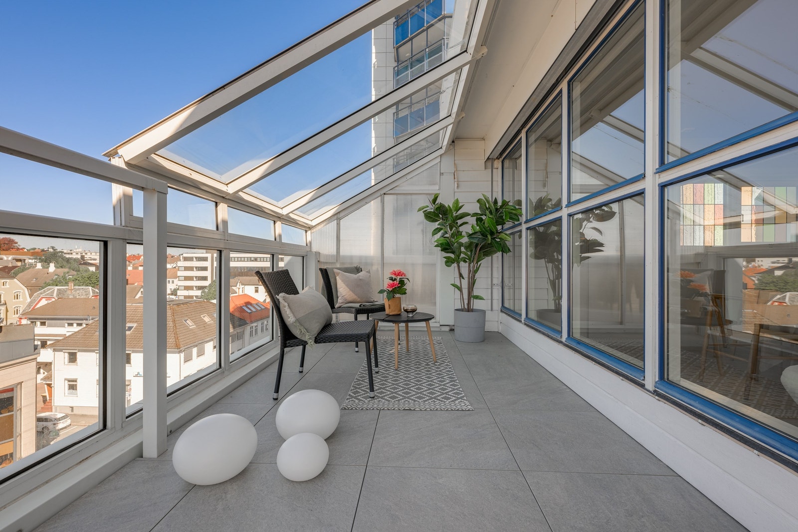 Terrassen er delvis overbygget i glass, noe som gir enda bedre bruksmuligheter. Galleribilde