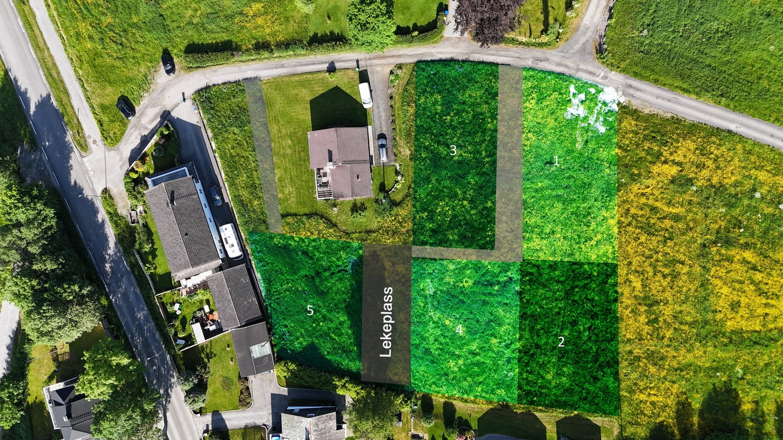 Feltet består av fem boligtomter hvor tomt 1-4 er regulert til enebolig eller tomannsbolig og tomt 5 er regulert til enebolig. Bildet viser omtrentlige tomtegrenser. Galleribilde