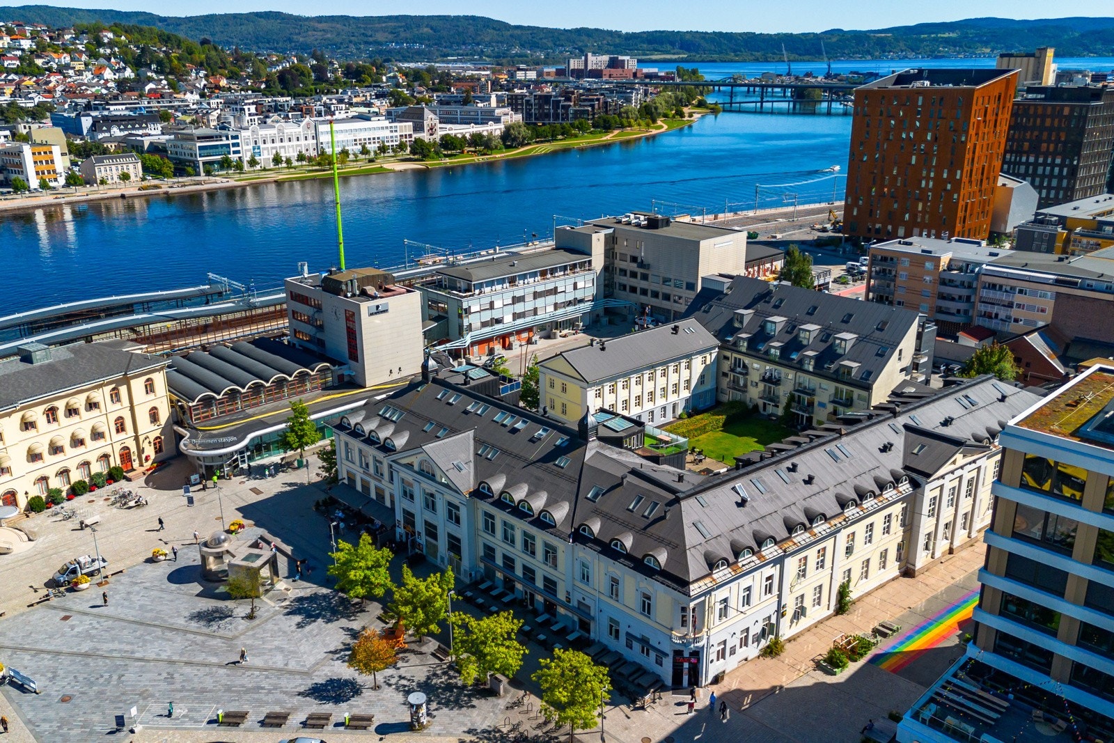 Nærområdet byr også på flere populære restauranter og kafeer, og i samme bygg som leiligheten er Baker Hansen, som kan friste med fersk hvetebakst til helgefrokosten. Galleribilde