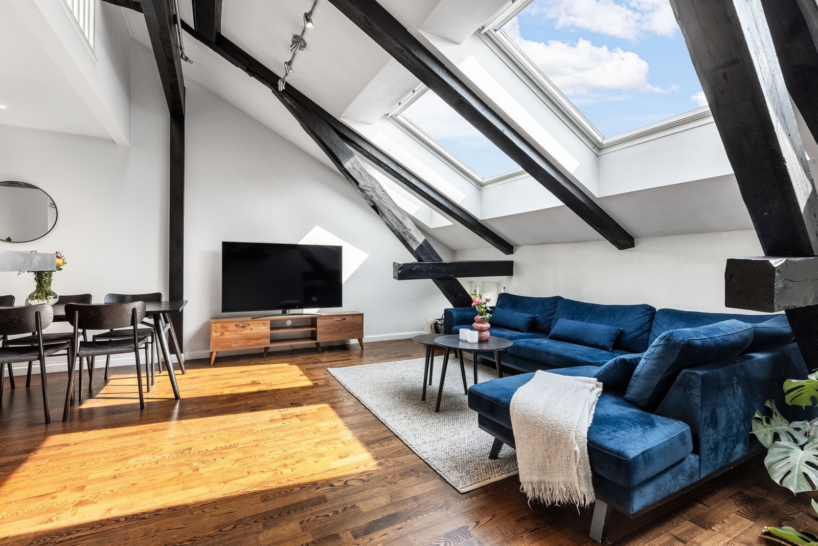 Dette er et lekkert rom med røffe detaljer som gir et rustikt preg til de ellers stilrene overflatene. Galleribilde