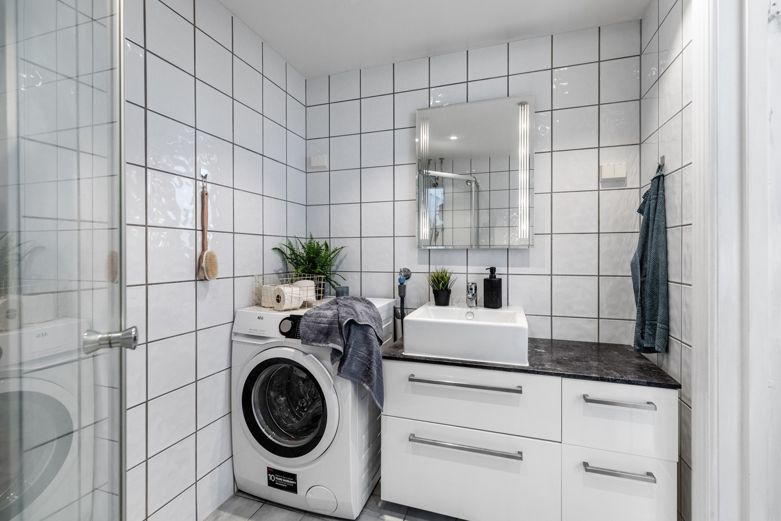 Leiligheten har et arealeffektivt bad med pen innredning og opplegg for vaskemaskin/tørketrommel i søyleløsning. Galleribilde