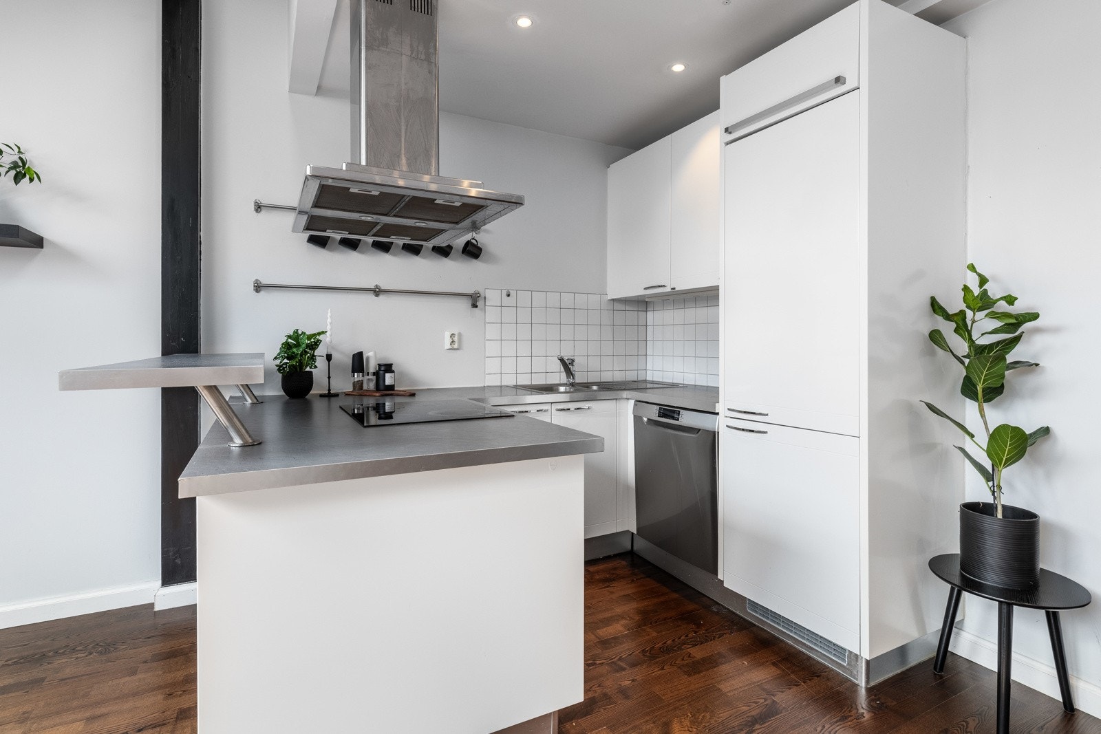 Kjøkkenet har Svea-innredning med bred halvøy ut mot stuen. Galleribilde