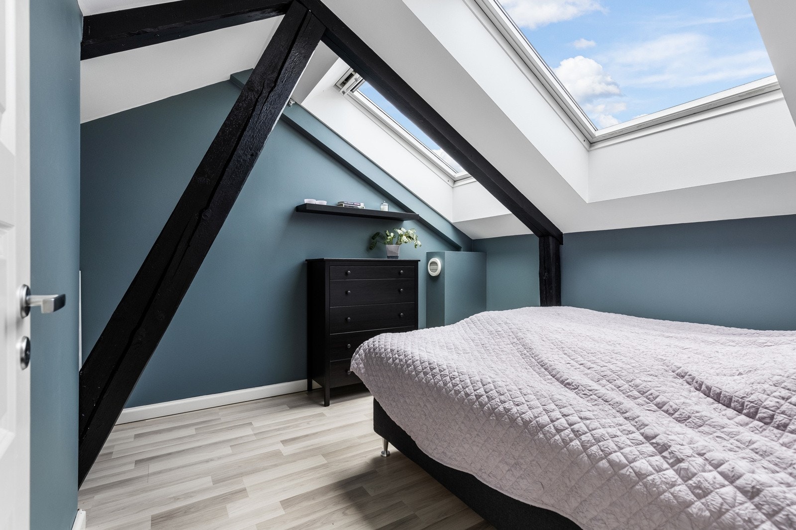 Soverommene har laminatgulv, vegger malt i ulike farger og sjarmerende skråtak med vindu. Galleribilde