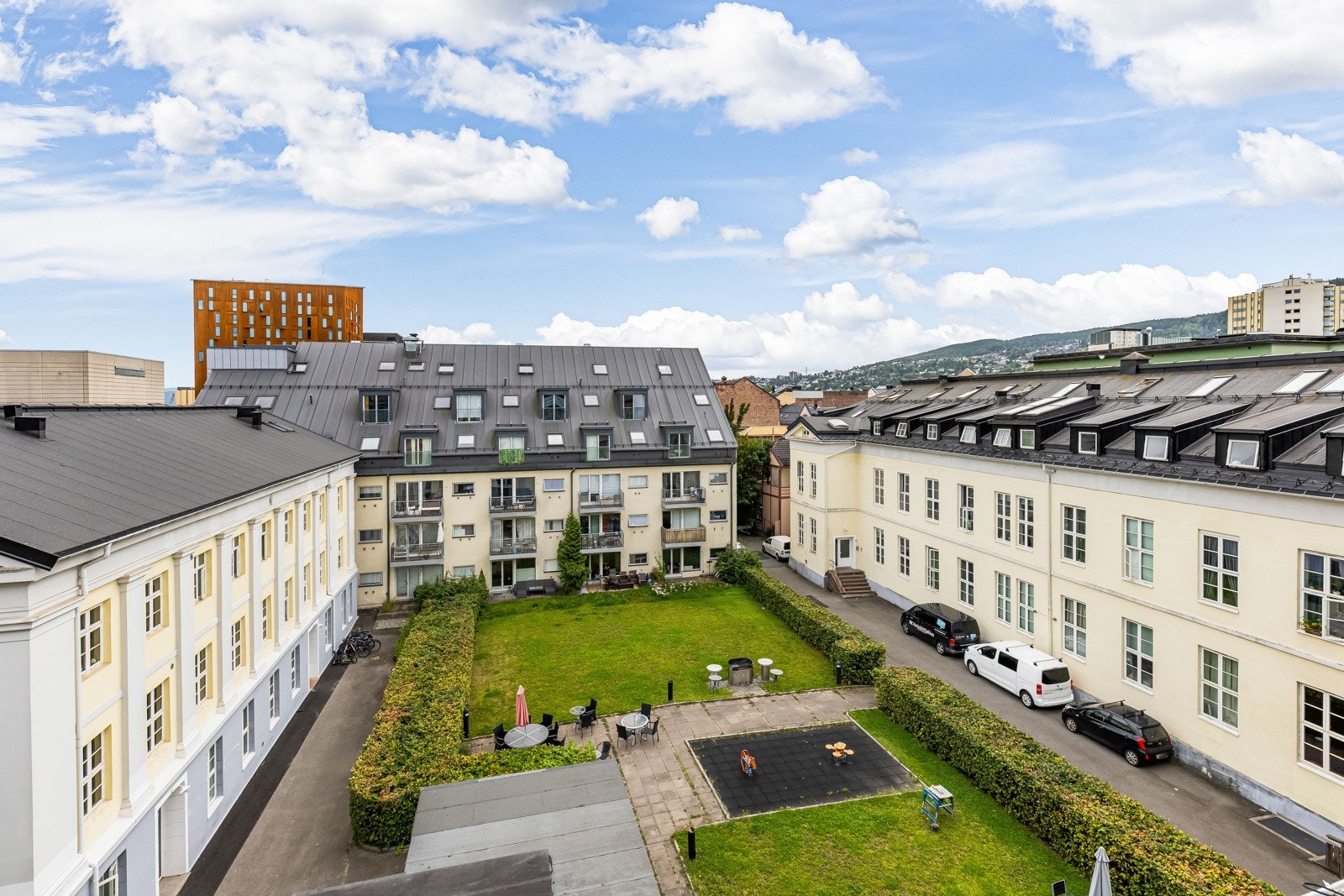 Uteplassen byr på gode solforhold, og har sittegrupper og kullgrill, samt belysning som setter stemningen når kveldsmørket senker seg. Galleribilde