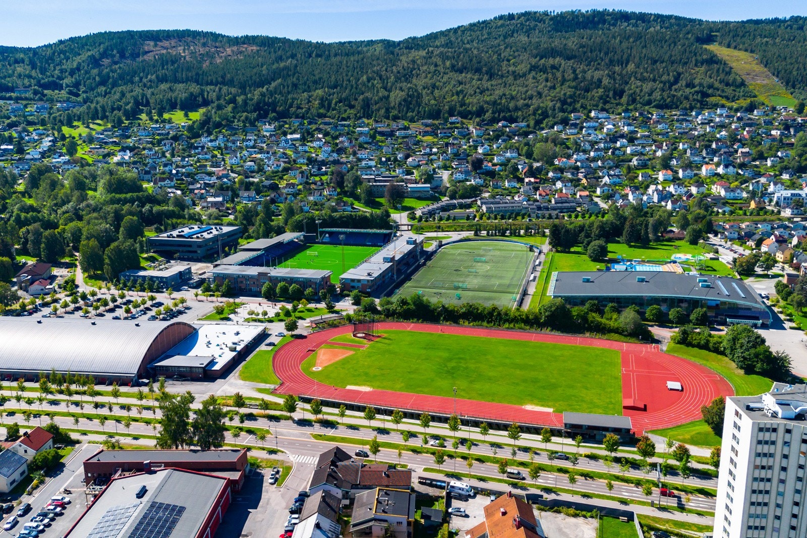 Marienlyst ligger en kort spasertur unna og har friidrettsbane, fotballbane, kunstisbane og Drammenshallen. Galleribilde
