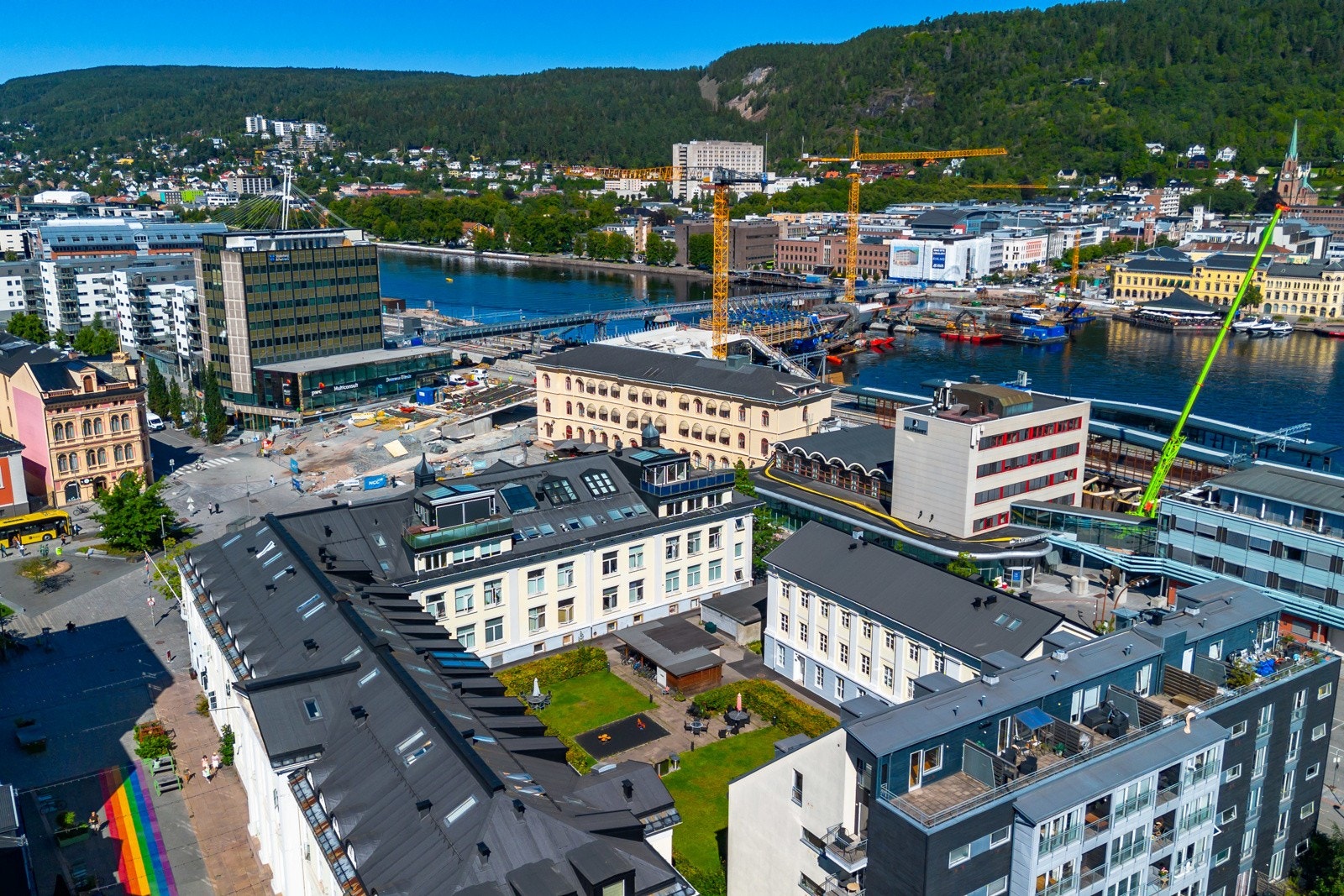 Jernbanestasjonen ligger 50 meter unna og huser bl.a. søndagsåpen Joker. Galleribilde