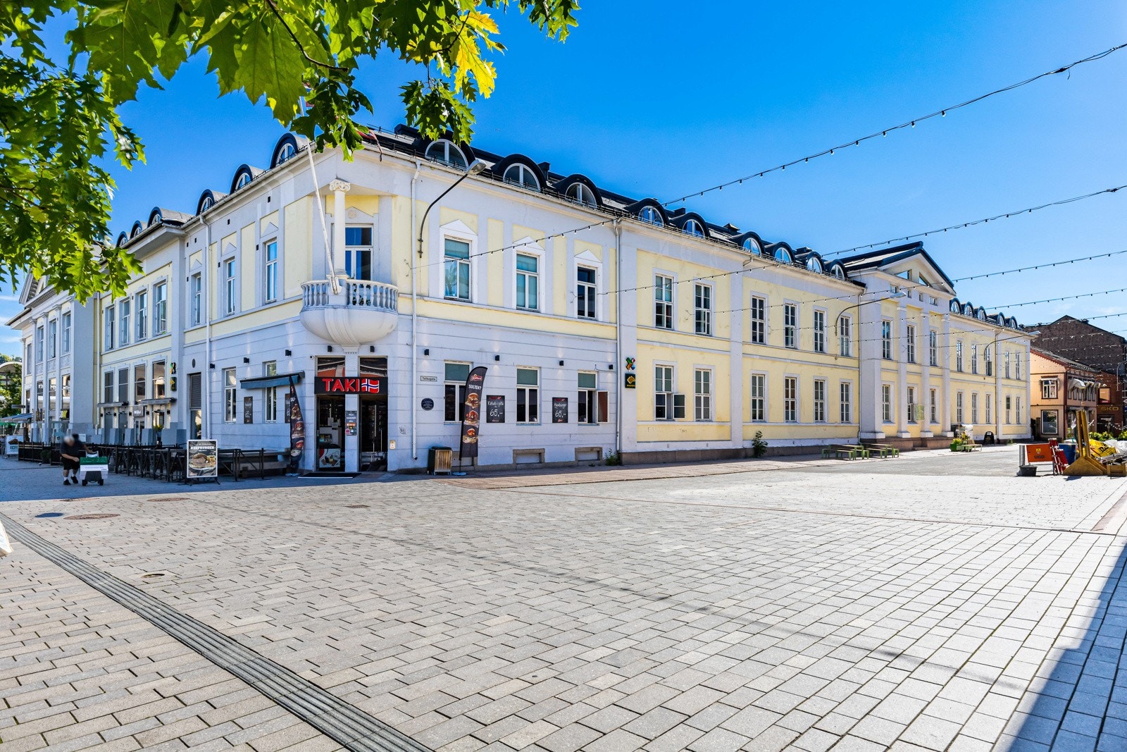 Velkommen til denne råstilige 3-roms loftsleiligheten midt på Strømsø torg - ideell for deg som ønsker alle byens fasiliteter utenfor døren Galleribilde