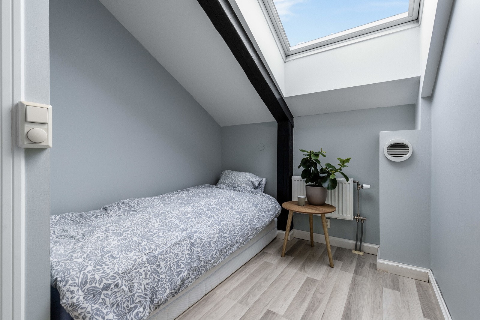 Det andre soverommet er noe mindre, men har likevel god plass for seng og nattbord. Galleribilde