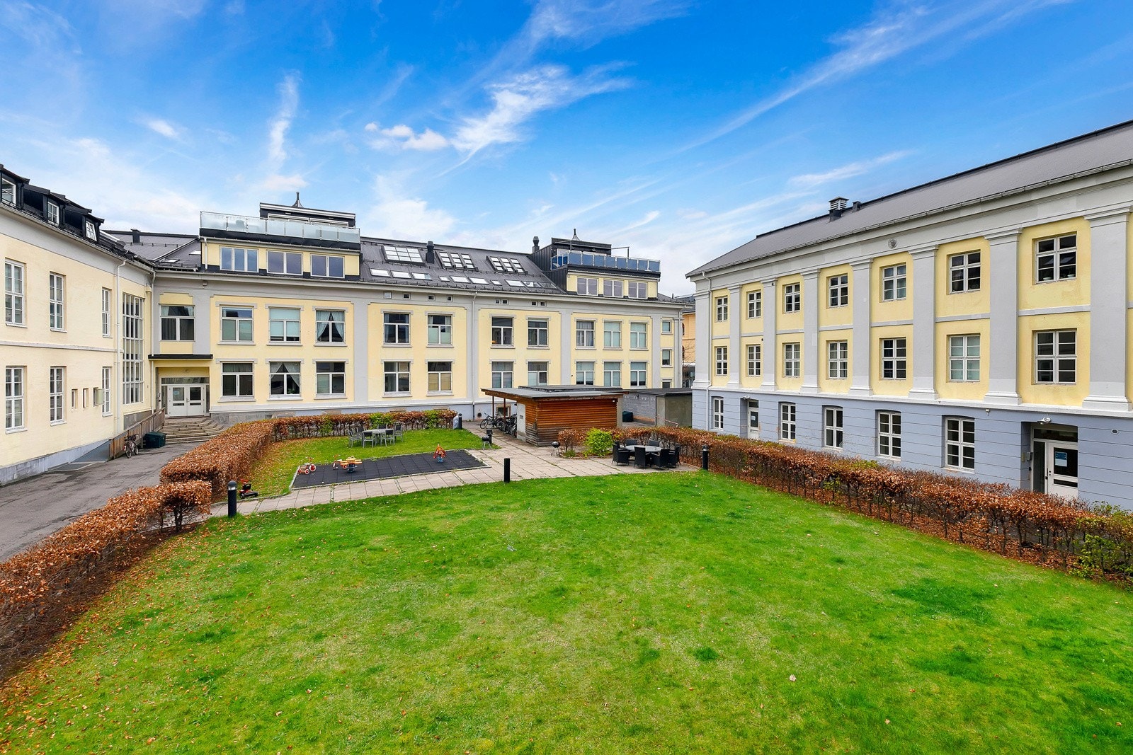 Indre gårdsrom er flott opparbeidet og legger til rette for at beboere i alle aldre skal trives. Galleribilde