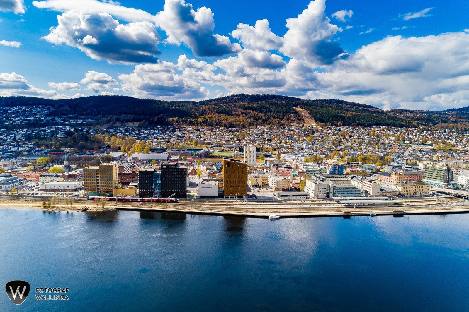 Leiligheten ligger midt på Strømsø Torg i Drammen, med alle byens fasiliteter rett utenfor døren. Galleribilde
