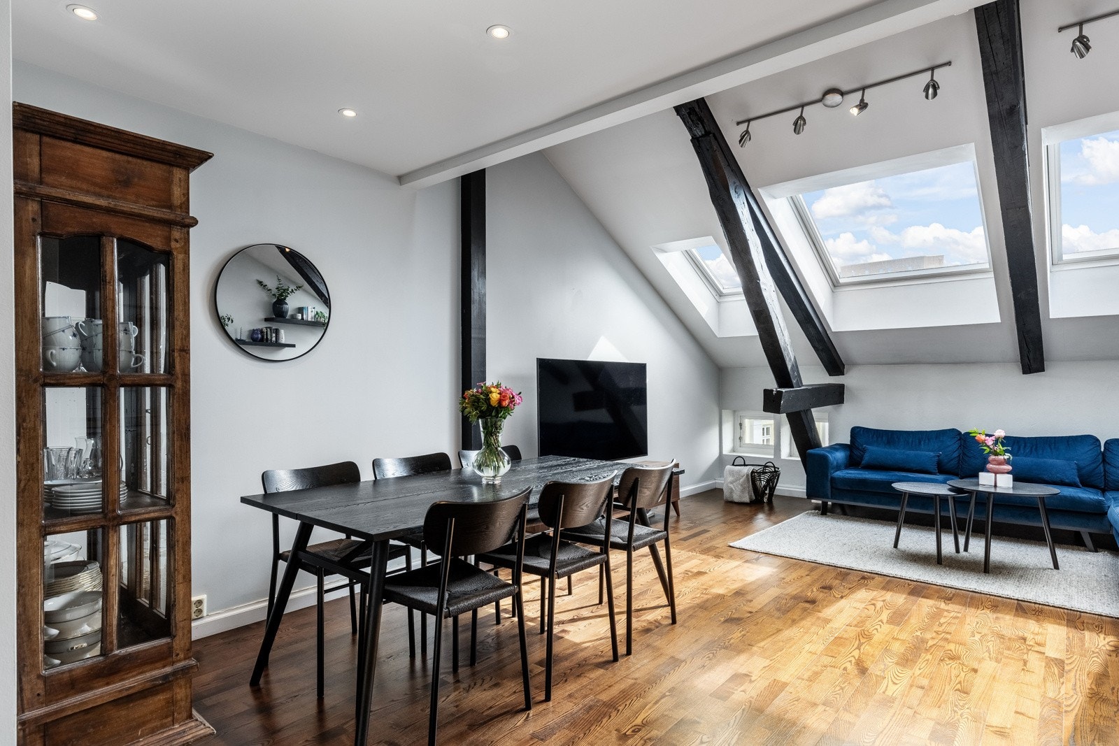 Stue og kjøkken ligger i åpen løsning - et lekkert rom med røffe detaljer Galleribilde