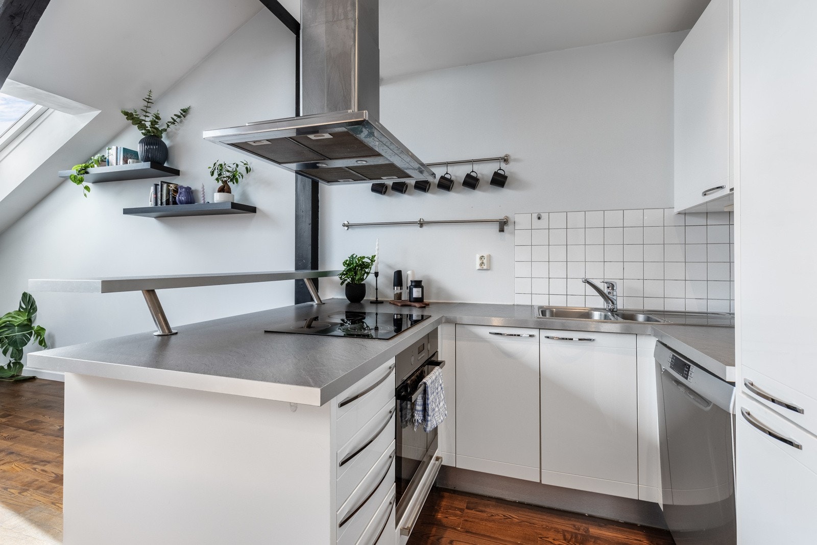 I halvøya er det integrert stekeovn og koketopp med takhengt ventilator over, samt forhøyet barløsning med sitteplasser. Galleribilde