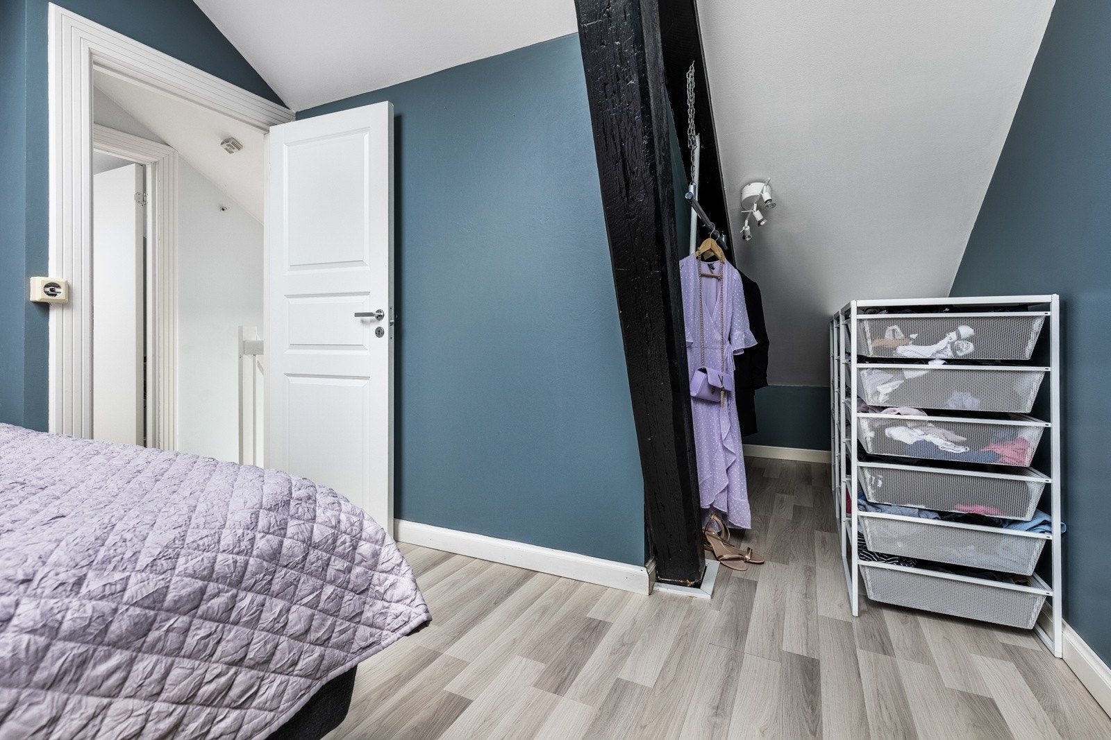 Hovedsoverommet er romslig og har synlige bjelker, samt en naturlig plass for garderobemøblement. Galleribilde