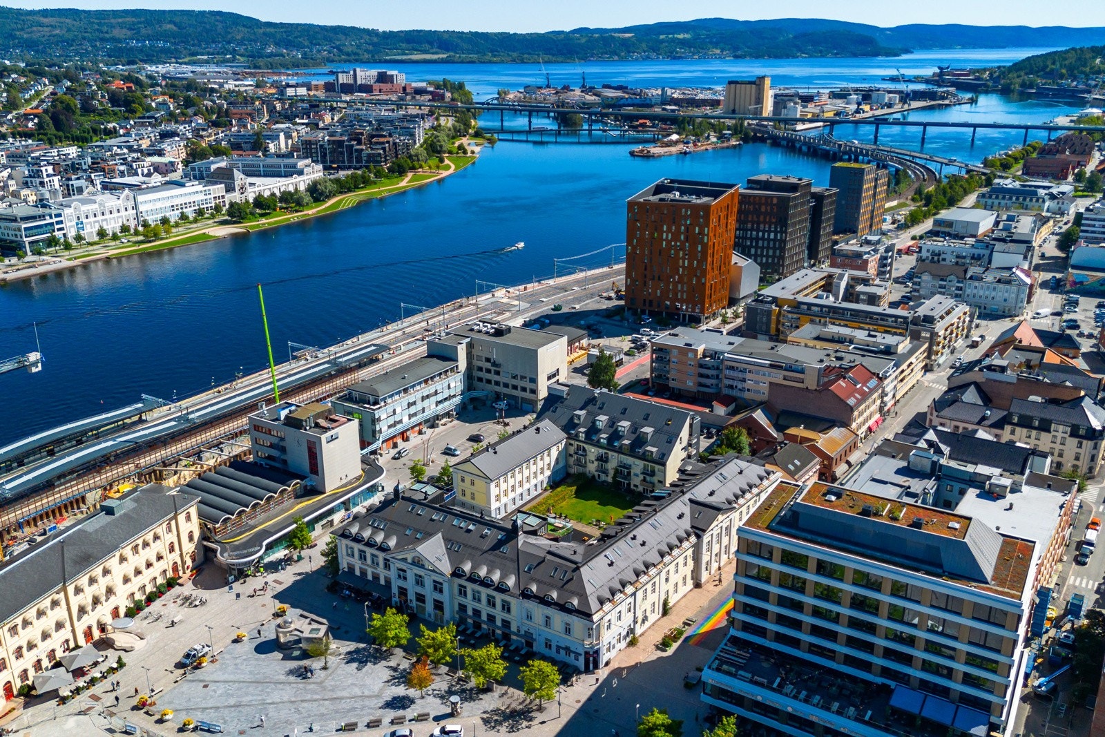 Drammen stasjon ligger rett ved og har hyppige avganger mot både Oslo og Skien. Bussterminalen på Strømsø, 180 m unna. Galleribilde