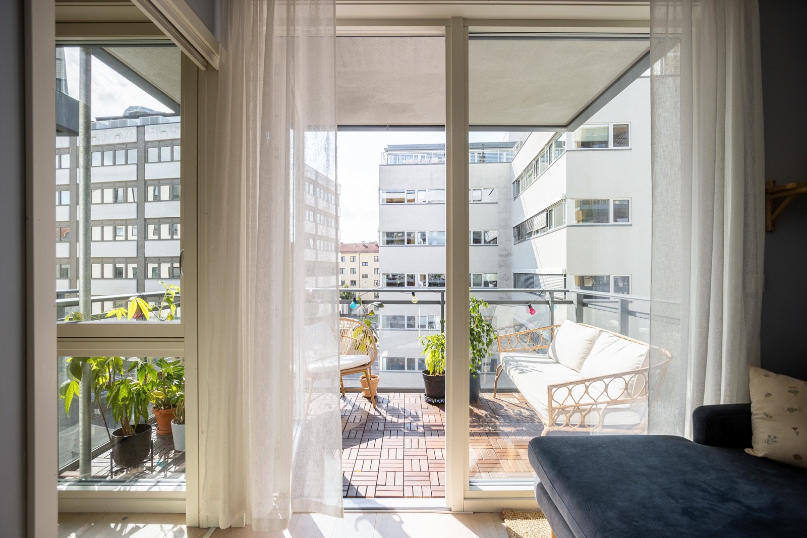 De store vindusflatene sørger for rikelig med naturlig lys. Alle vinduene i leiligheten har 3-lags isolerglass fra 2019. Galleribilde