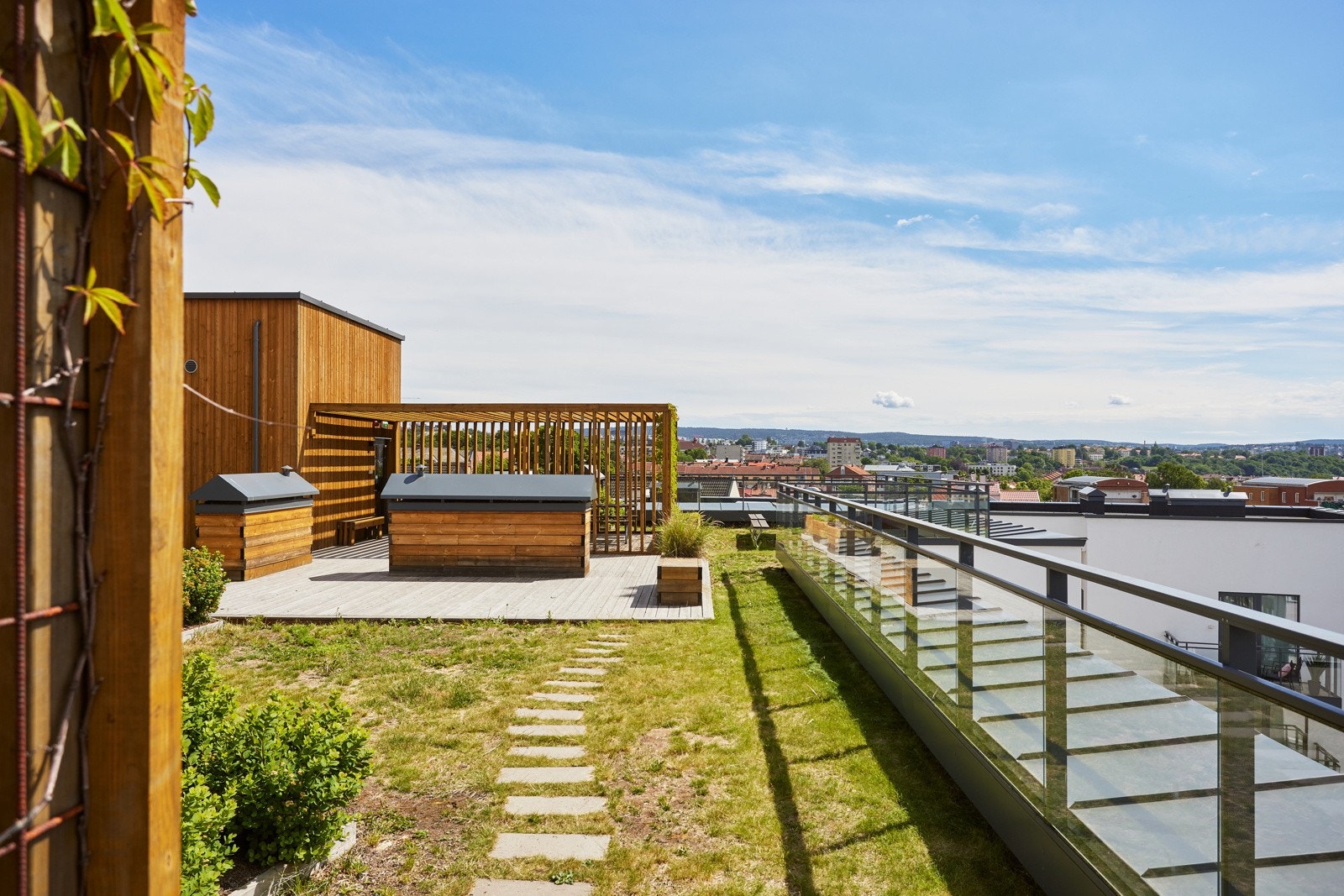 Som beboer har du også tilgang til stor og flott felles takterrasse med gode solforhold og nydelig utsikt over byen. Galleribilde