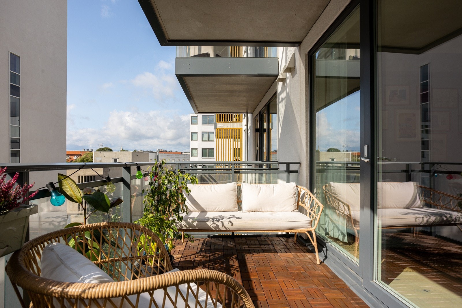 Balkongen er overbygget, har treheller på gulv og god plass til sittegruppe etter eget ønske og behov. Det er også montert stikkontakt. Galleribilde