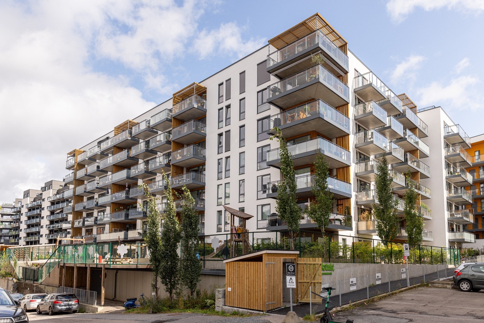 Leiligheten har en populær beliggenhet midt på Torshov! Her bor du med kort gange til alt av servicetilbud, grønne parker og et godt kollektivtilbud med både buss og trikk. Galleribilde