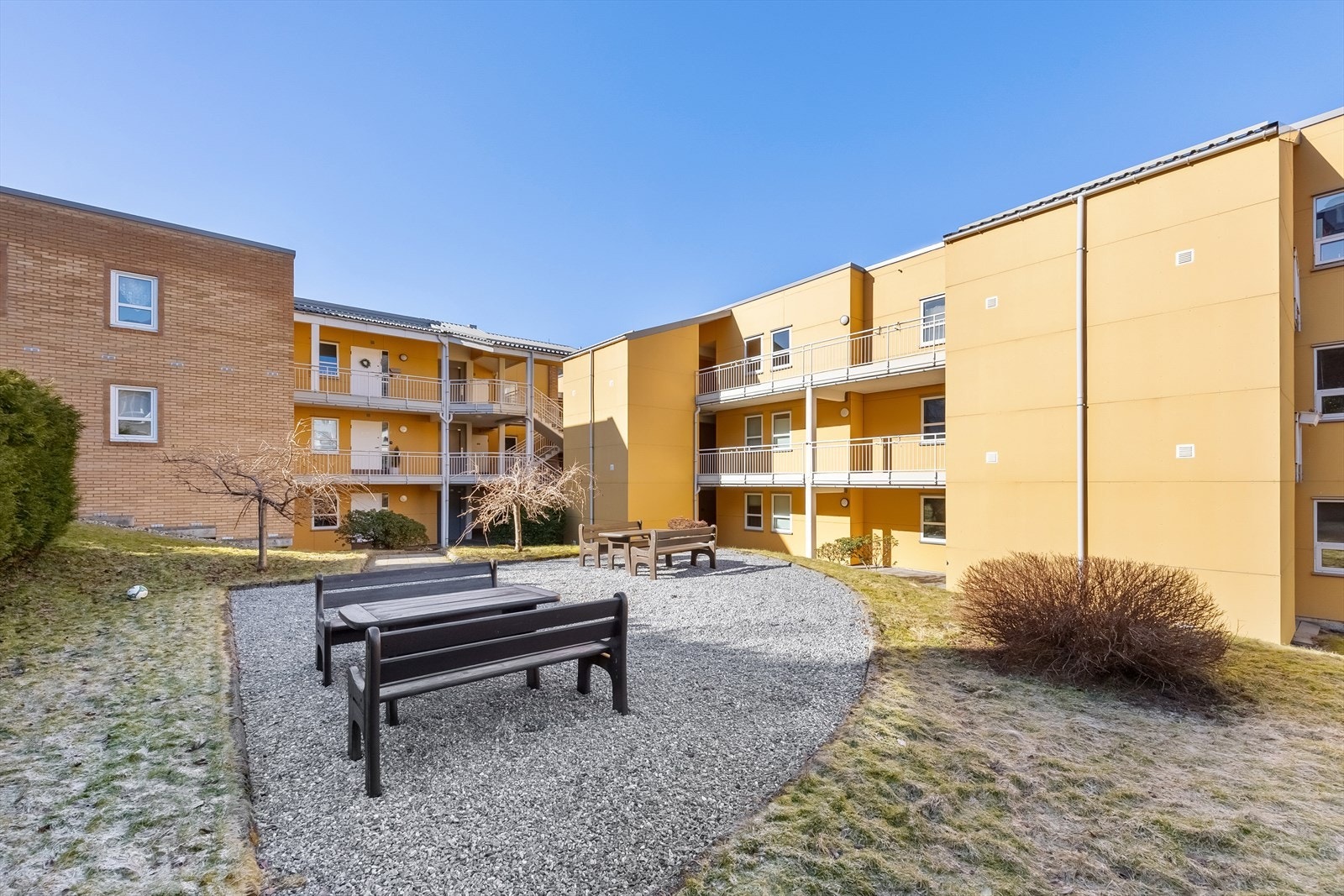 Borettslaget har pent opparbeidede uteområder hvor en kan sette seg ned å prate med vennlige naboer Galleribilde