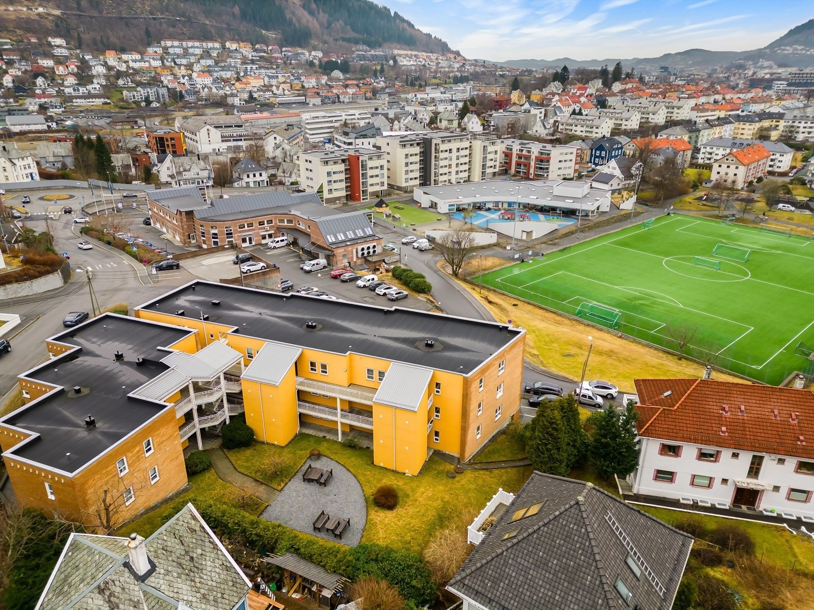 Rema 1000 (søndagsåpen) og SATS Wergeland befinner seg like i nabolaget, samt Sletten senter finner en bare 6 minutter til fots unna Galleribilde