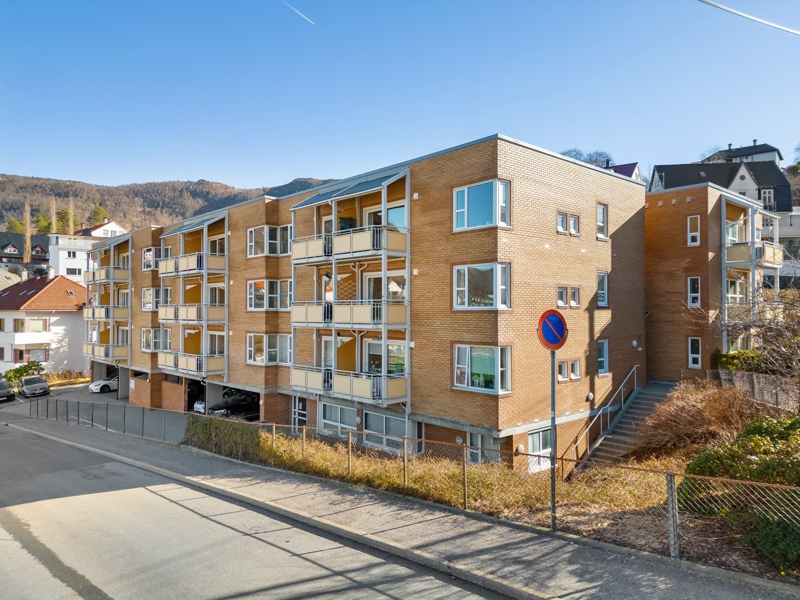 Leiligheten har en meget attraktiv beliggenhet på Minde. Bare en kort spasertur til Wergeland bybanestopp som tar deg inn til Bergen sentrum eller mot Bergen lufthavn Galleribilde