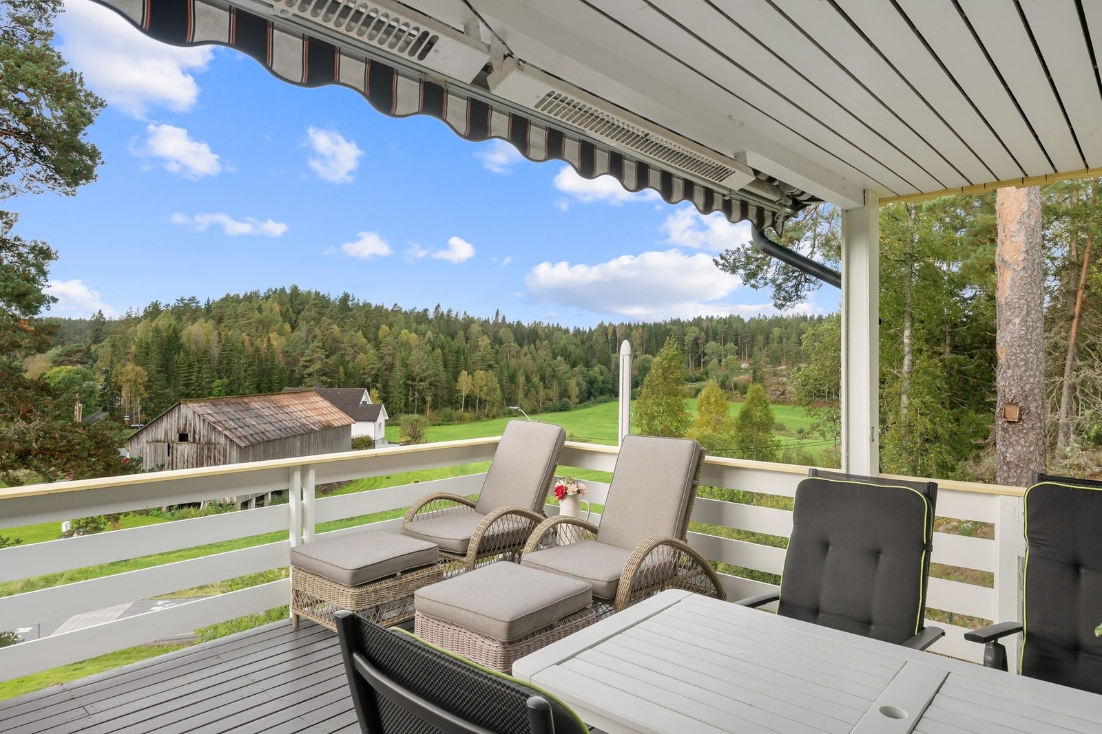 Solrik terrasse med adkomst fra stue Galleribilde