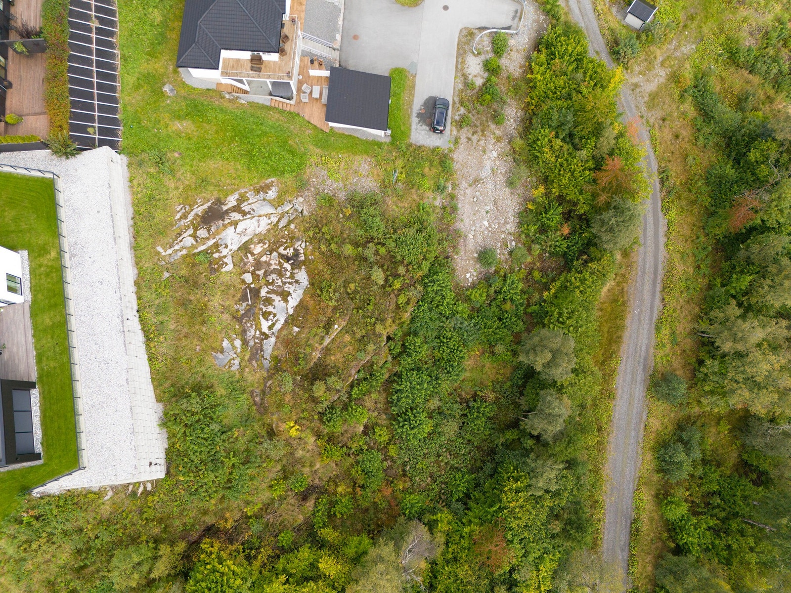 Eiendommen er tilknyttet offentlig vannforsyning og avløpsnett. Det er adkomst via privat vei. Galleribilde