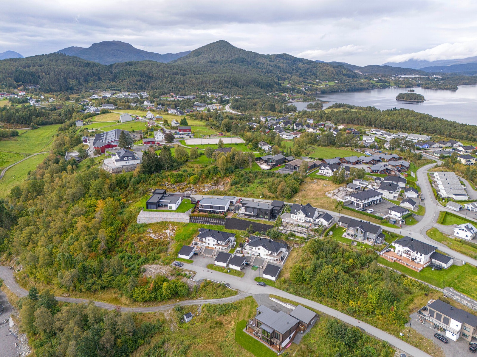En flott utsiktstomt beliggende i et nyere boligfelt på Valle.
Gangavstand til dagligvarebutikk, barnehage, barneskole og busstopp. Galleribilde