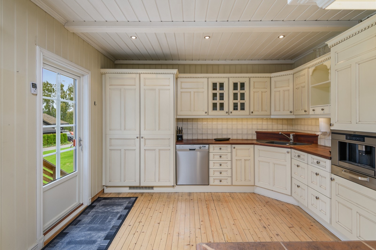 Kjøkkeninnredning og benkeplate i heltre utførelse Galleribilde