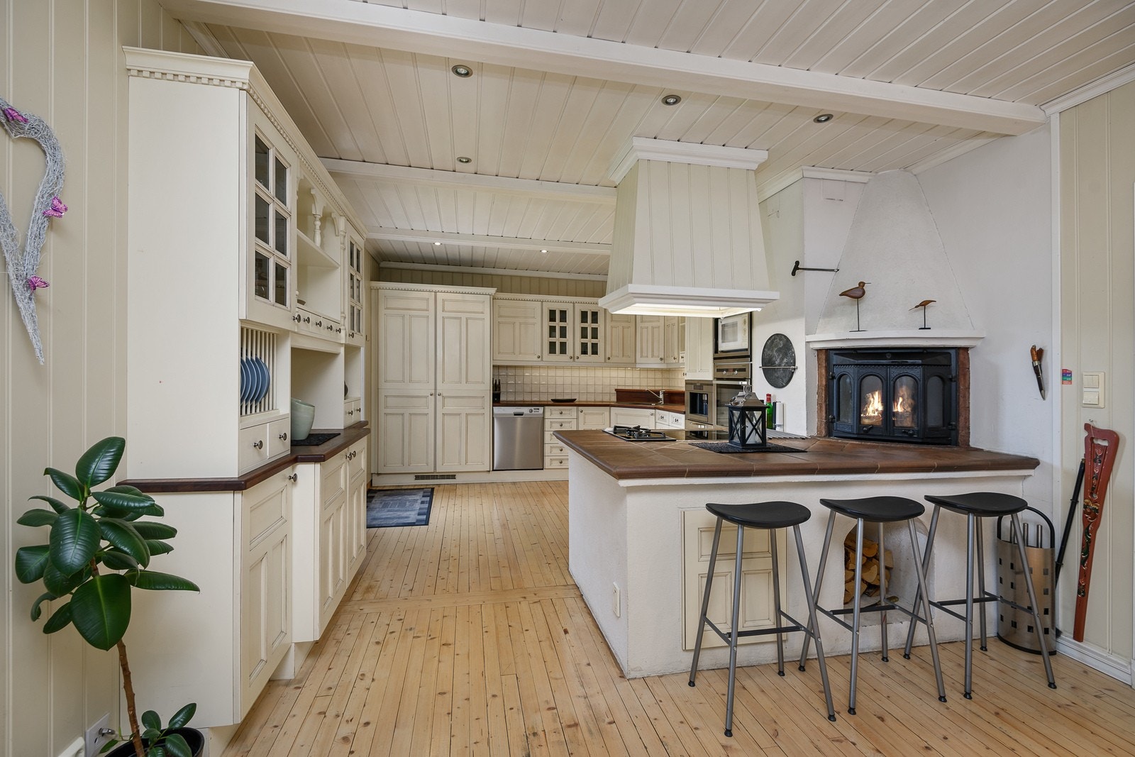 Hyggelig spiseplass ved peisen Galleribilde