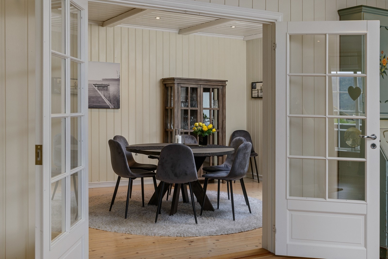 Kjøkken/spisestue sett fra stuen Galleribilde