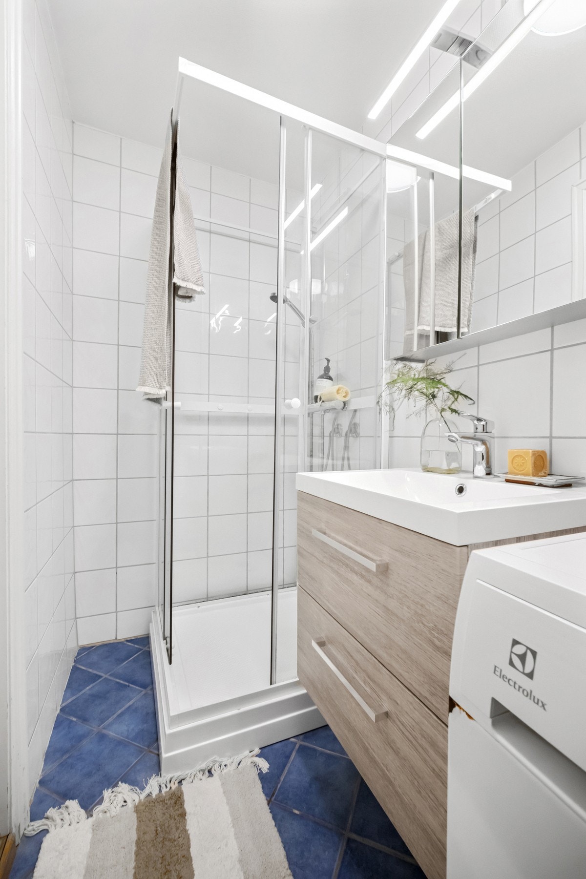 Baderommet ble renovert i regi av borettslaget i 2003 og har fliser på gulv og vegger. Galleribilde