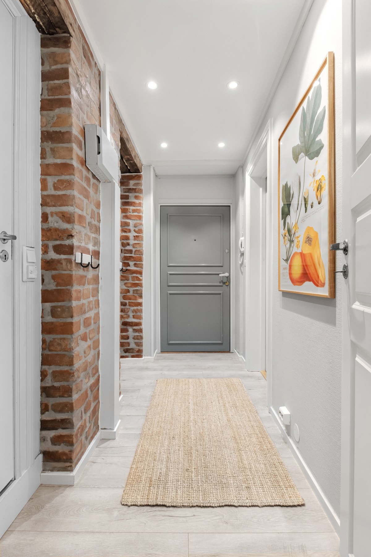 Innbydende entré med god plass til oppheng av yttertøy. Galleribilde