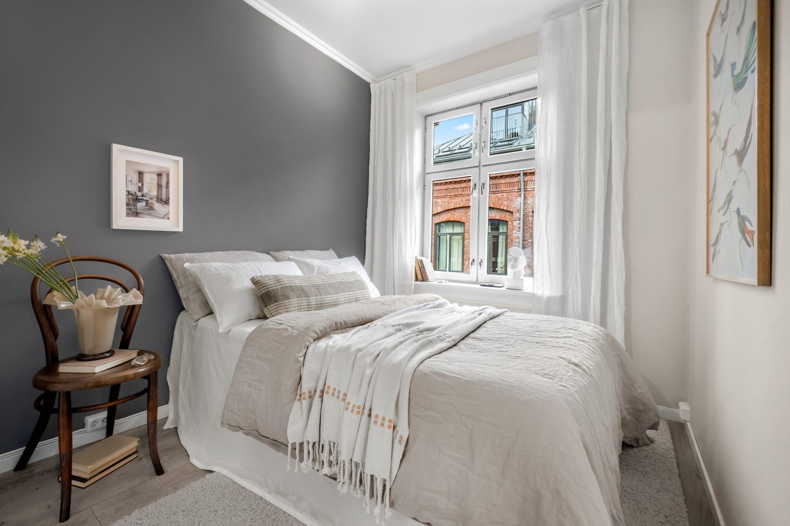 Hovedsoverommet vender mot rolig gate. Galleribilde