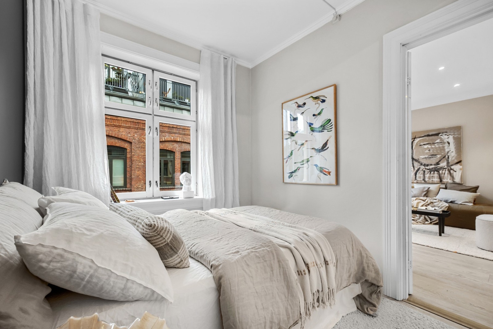 Innerst i rommet finnes et stort garderobeskap. Galleribilde