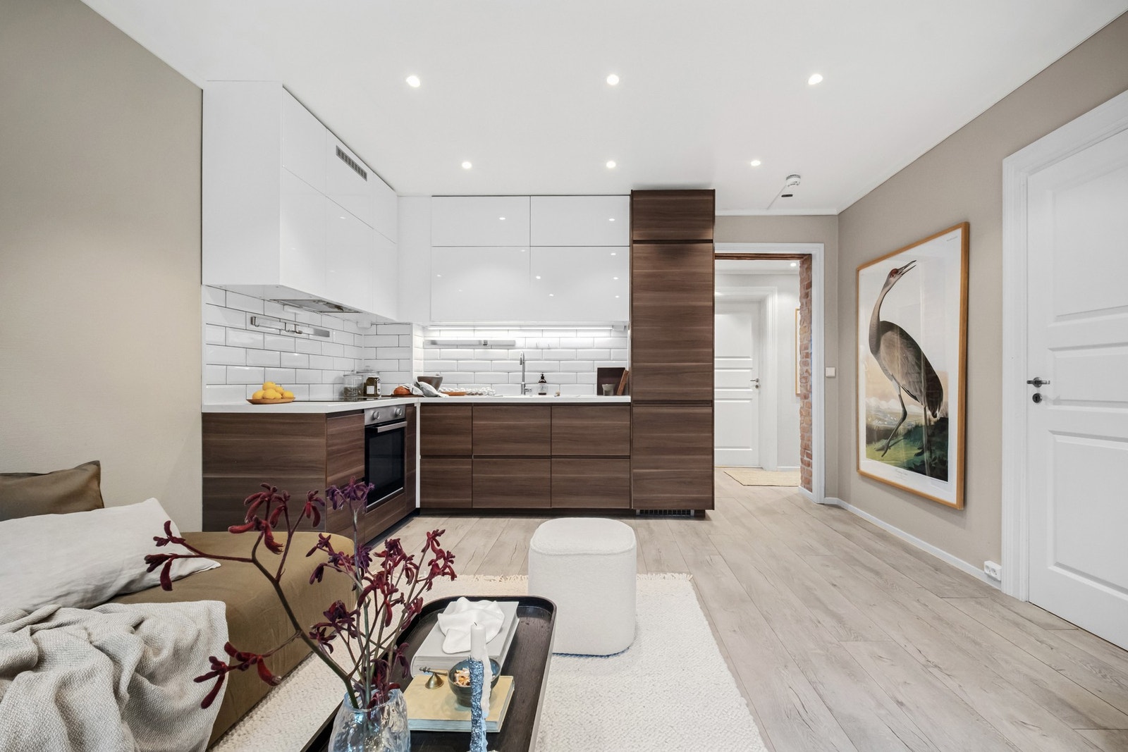 Kjøkkenet er komplett med integrerte hvitevarer, inkludert kombinert kjøleskap og fryser, oppvaskmaskin, induksjonstopp og en helt ny stekeovn fra 2024. Galleribilde