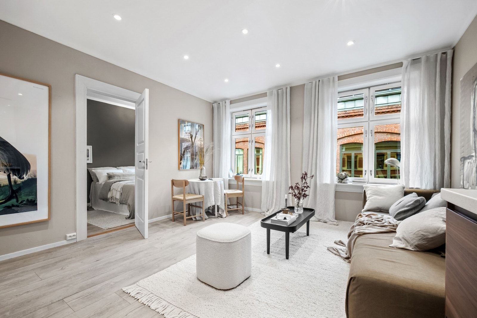 Himlingen er nedsenket med downlights. Galleribilde