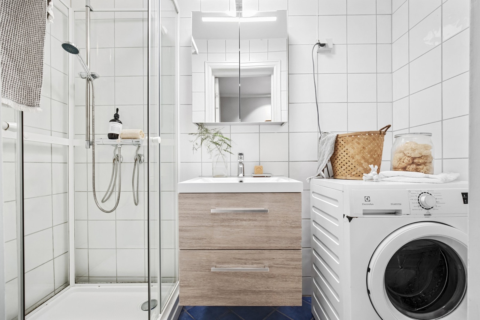 Det er tilrettelagt for vaskemaskin, og varmekabler sørger for en behagelig temperatur på gulvet. Galleribilde