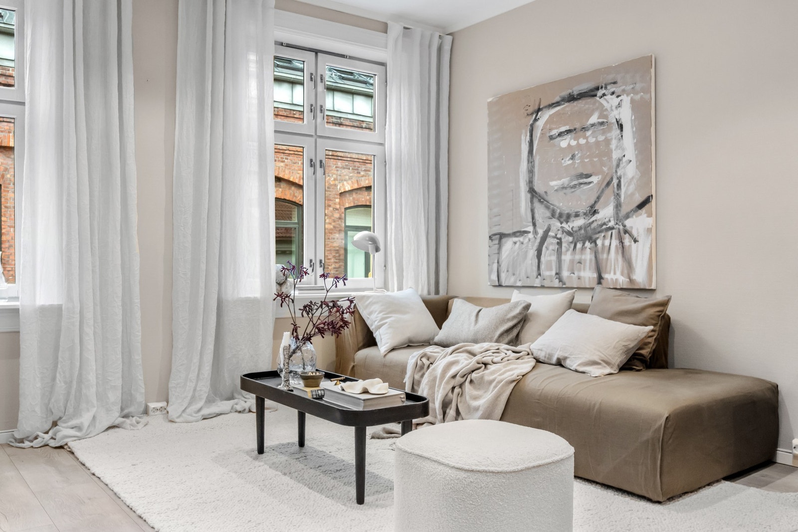 Det er store, klassiske vindusflater som gir rikelig med sollys. Galleribilde