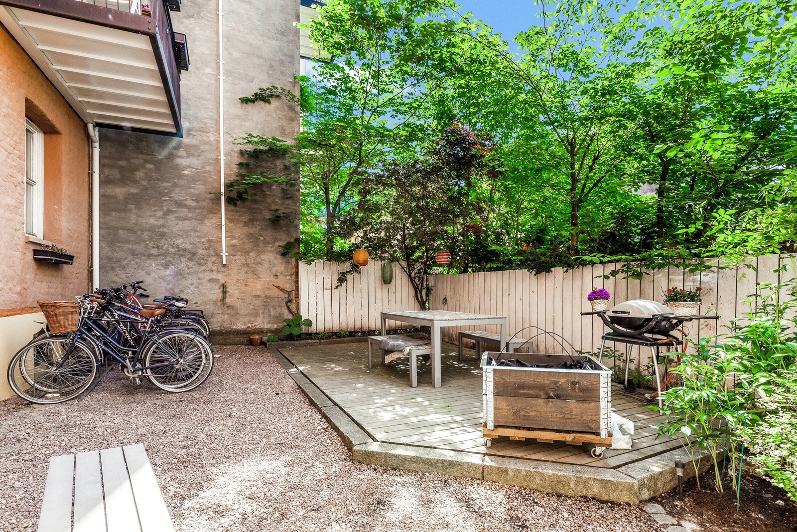 I bakgården finner du en hyggelig sittegruppe, grill og sykkelstativer. Galleribilde