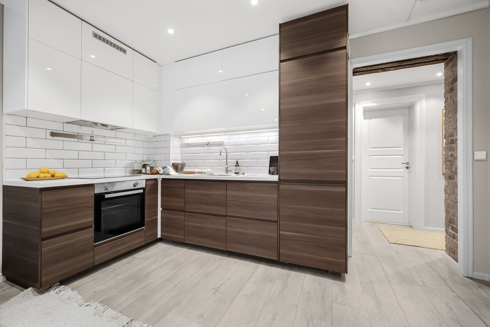 Lekker kjøkkeninnredning fra 2016 som kombinerer moderne funksjonalitet med et smakfullt design. Galleribilde