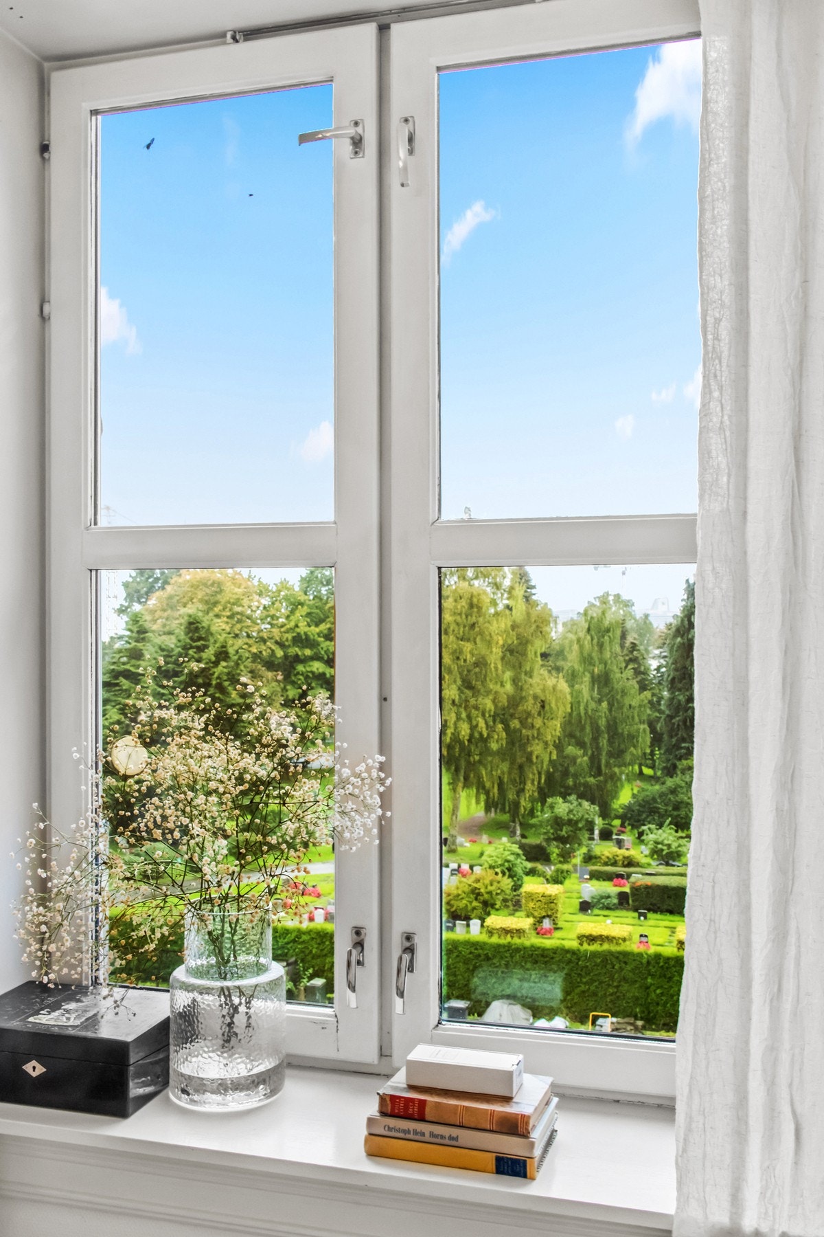 Grønn og frodig utsikt fra soverommet. Galleribilde