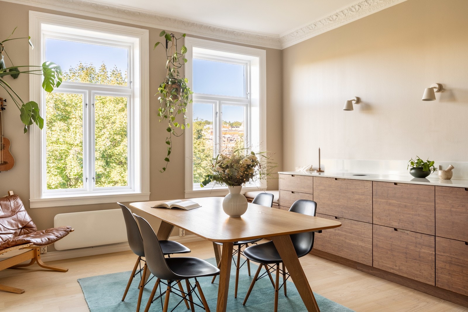 Store, klassike vindusflater som slipper inn mye naturlig lys. Galleribilde