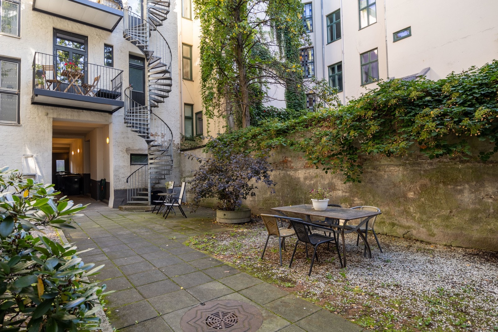 Felles bakgård opparbeidet med sittegruppe. Galleribilde