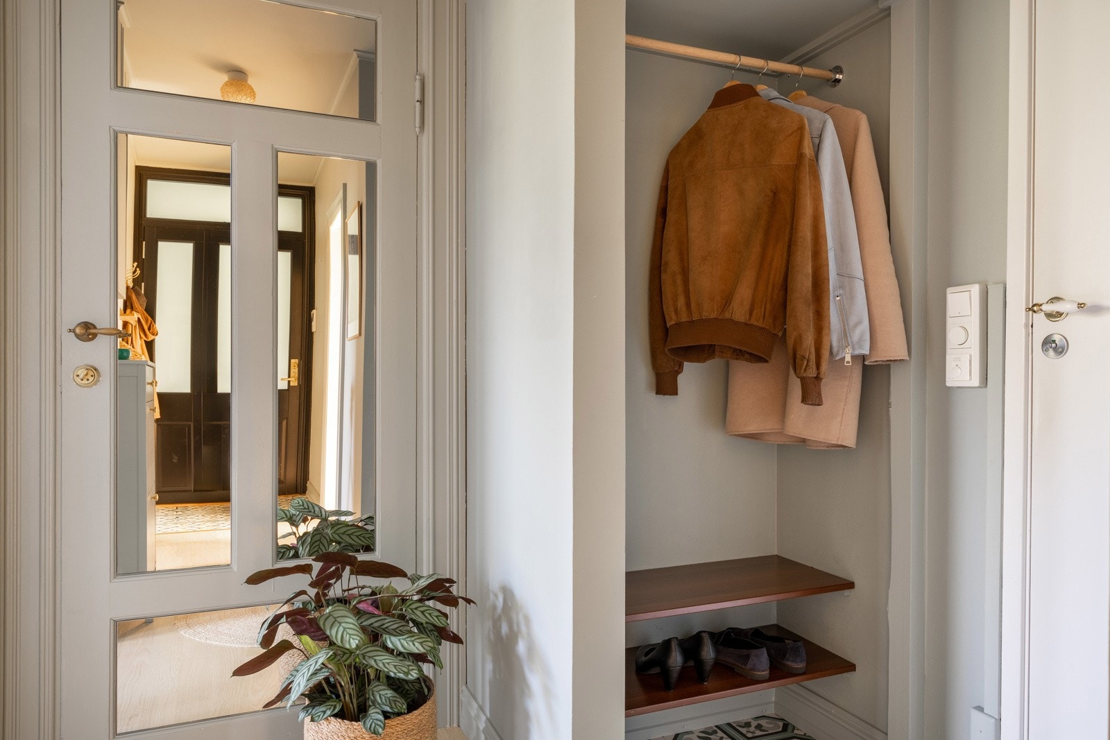 Nisje med plass til yttertøy og oppbevaring av sko. Galleribilde